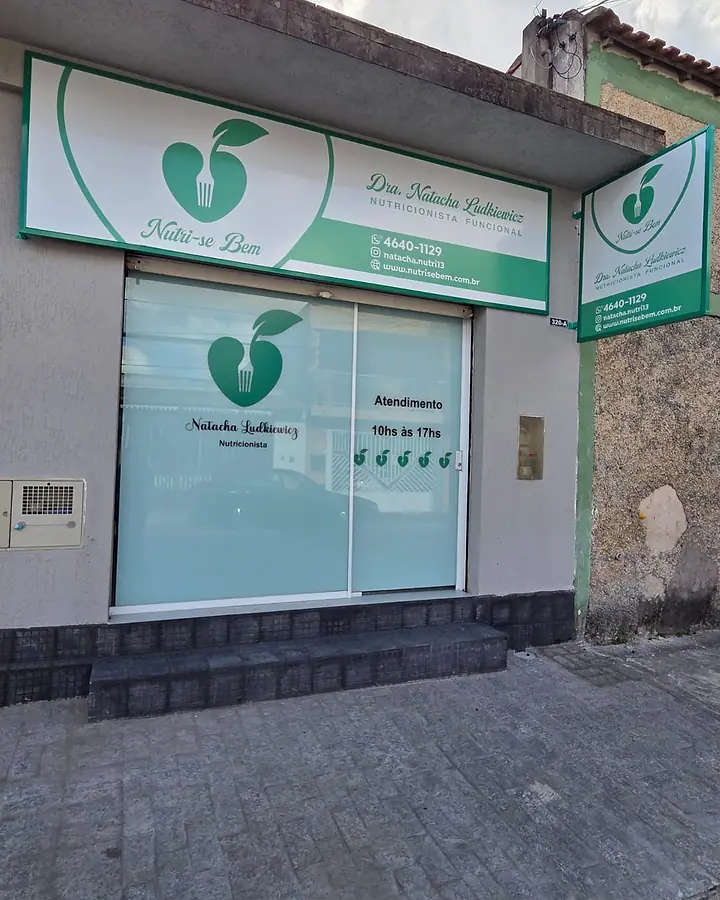 Fachada do consultório Nutri-se Bem em Itaquaquecetuba, com a vitrine verde e branca e o logo da maçã